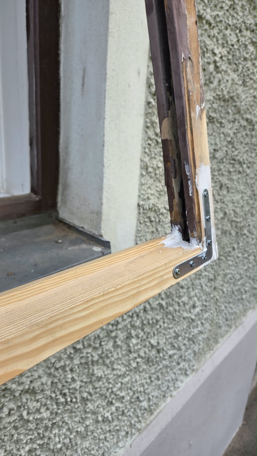 Holzergänzung am Fensterrahmen