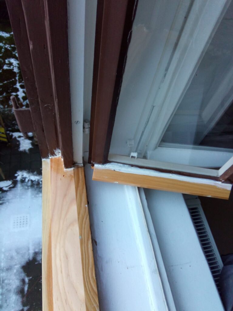 Frische Holzeinsätze an Fensterstock und Fensterflügel während der Reparatur