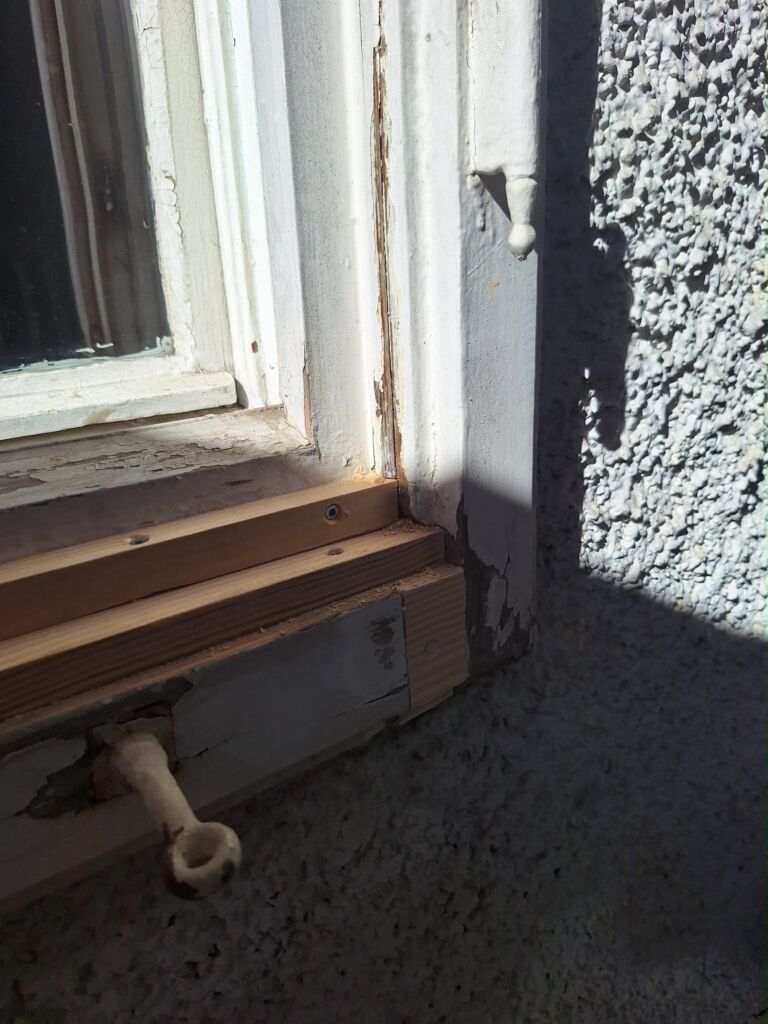 Detail einer Holzergänzung am unteren Fensterstock