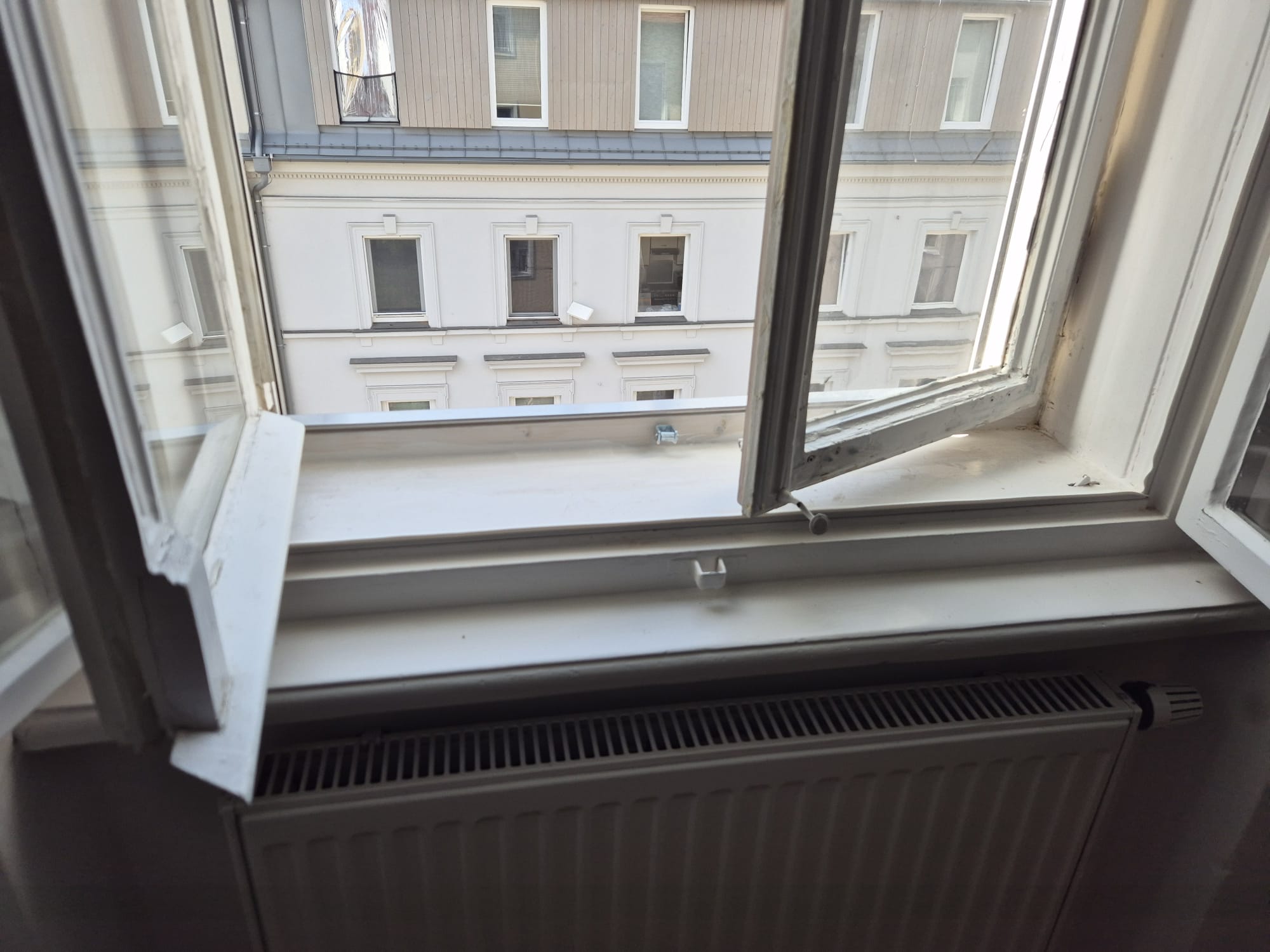 Fensterrahmen vor und nach der Instandsetzung. – Nachher