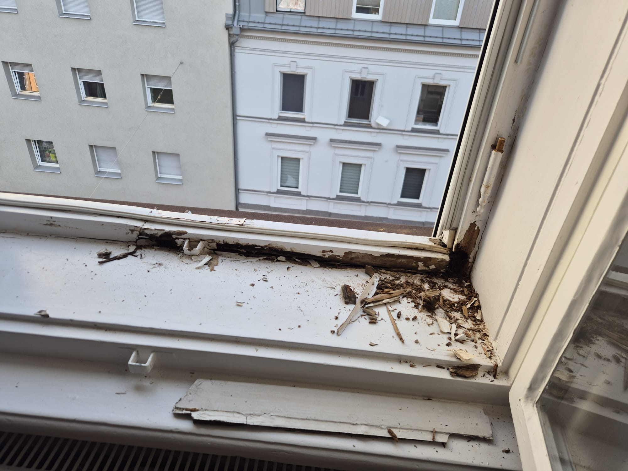 Fensterrahmen vor und nach der Instandsetzung. – Vorher