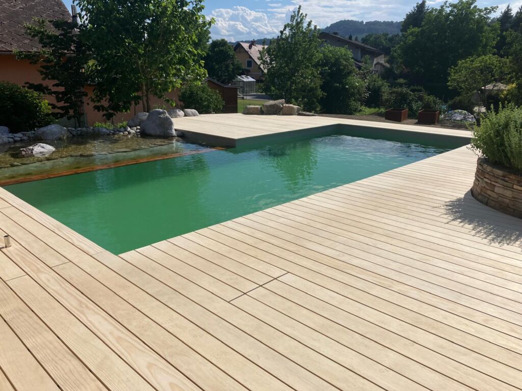 Holzterrasse rund um einen Pool