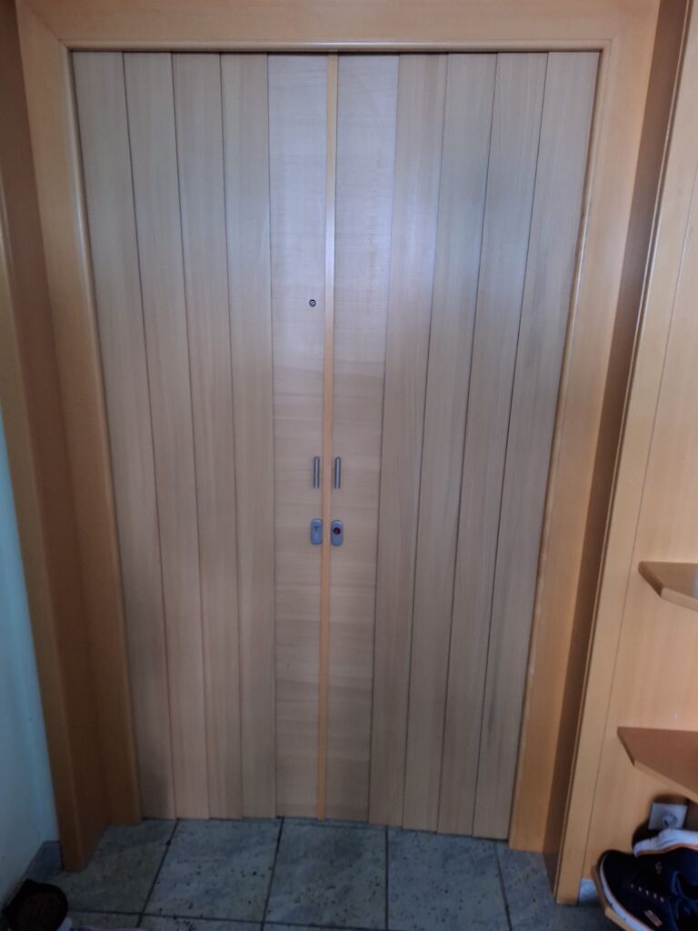 Holztür mit vertikaler Maserung und passender Zarge