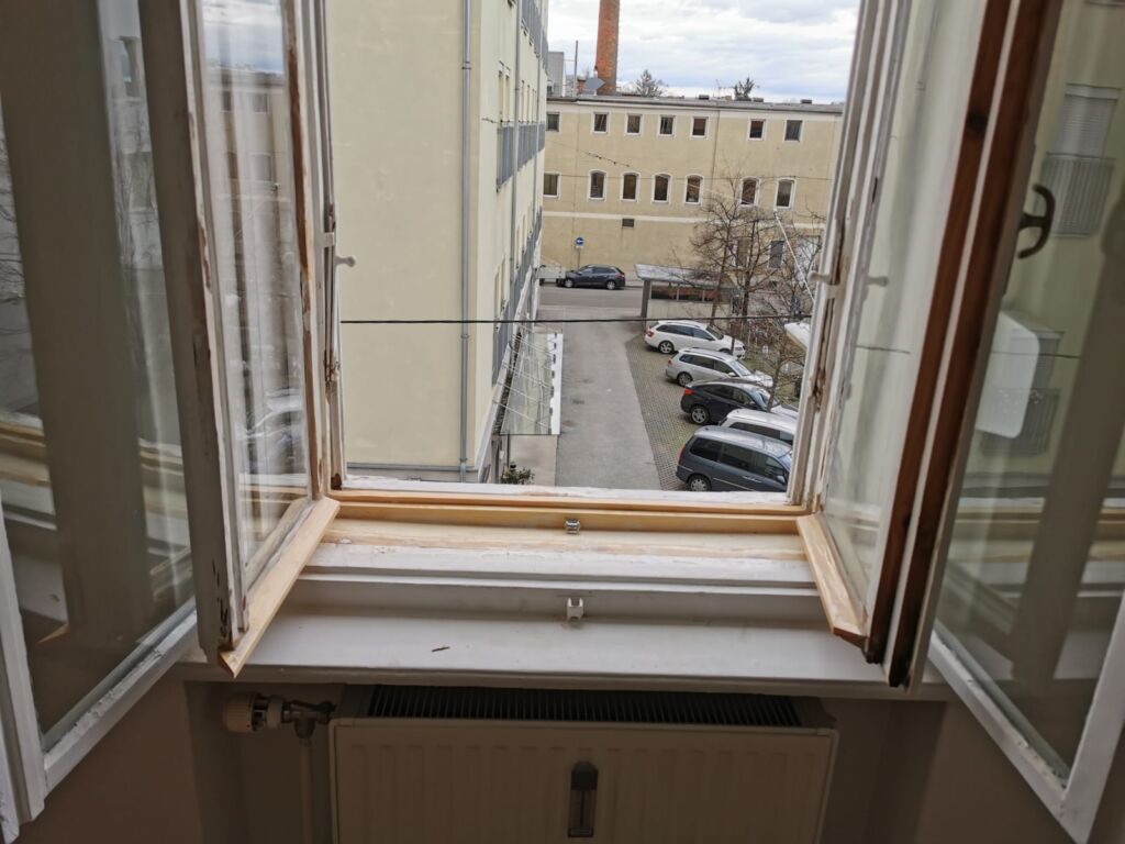 Geöffnetes weißes Fenster in einem Altbau