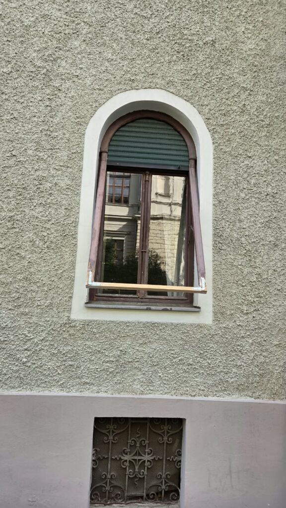 Rundbogenfenster mit außenliegender Beschattung