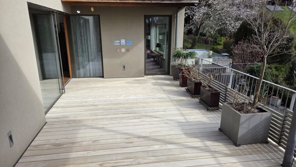 Fertiggestellter heller Holzbelag auf einer Terrasse