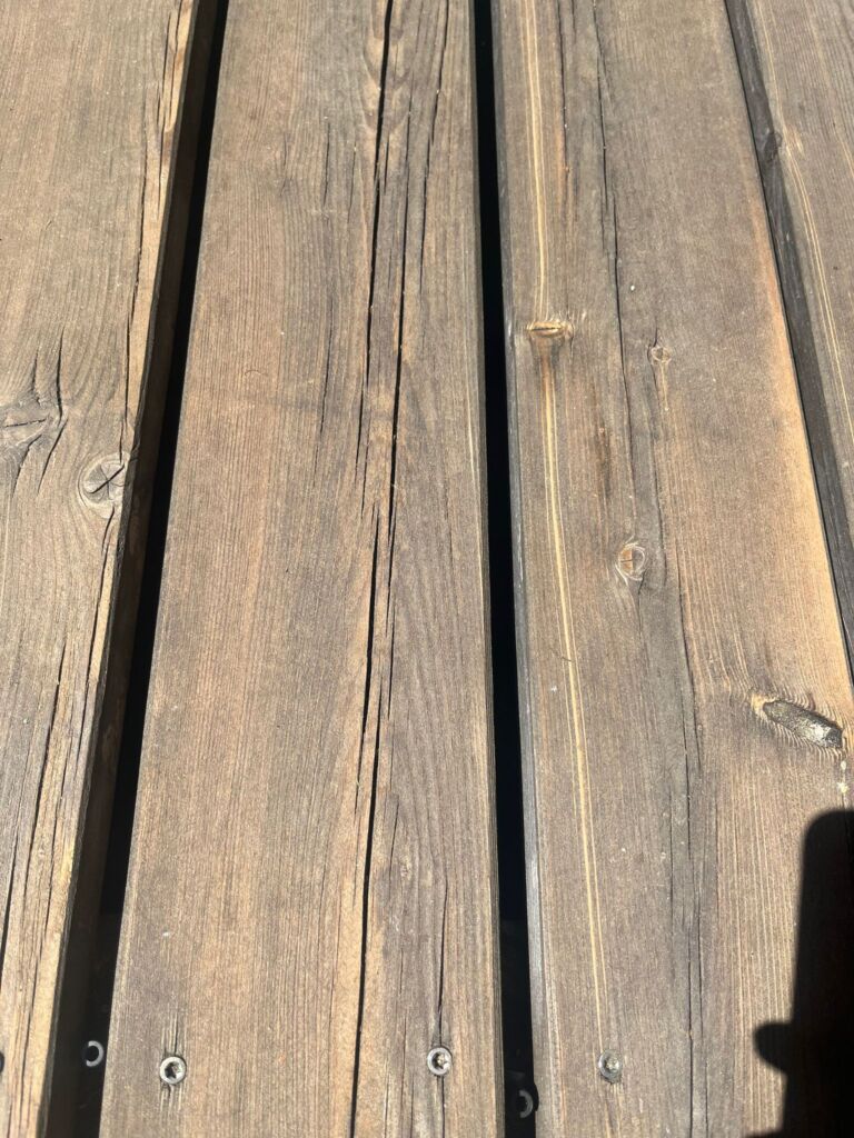 Holzbelag im Außenbereich – Detail einer Tischlerarbeit