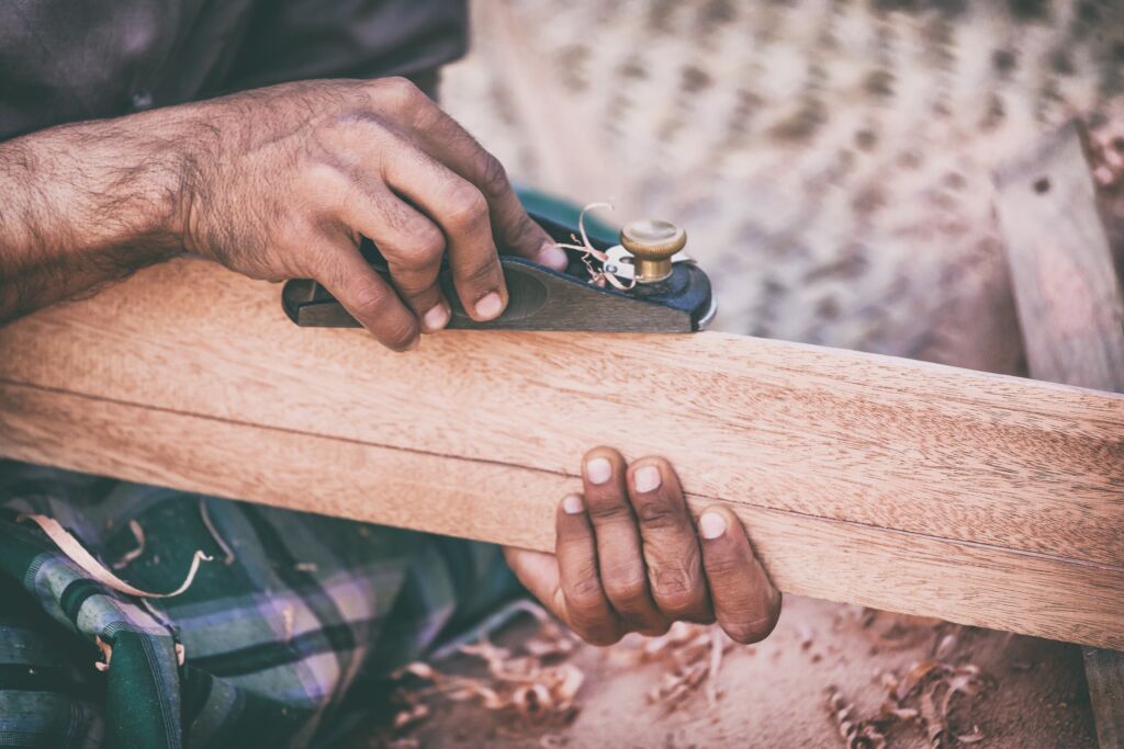 Holzbearbeitung im Detail mit einem Handhobel