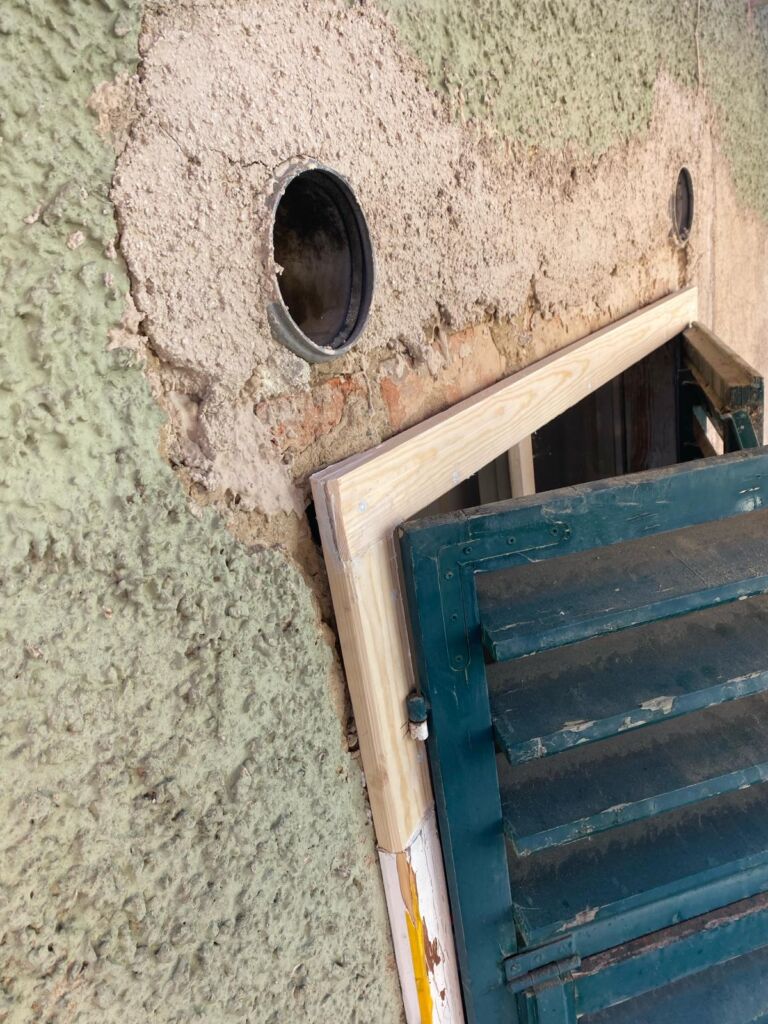 Fensterladen und Holzrahmen während der Instandsetzung