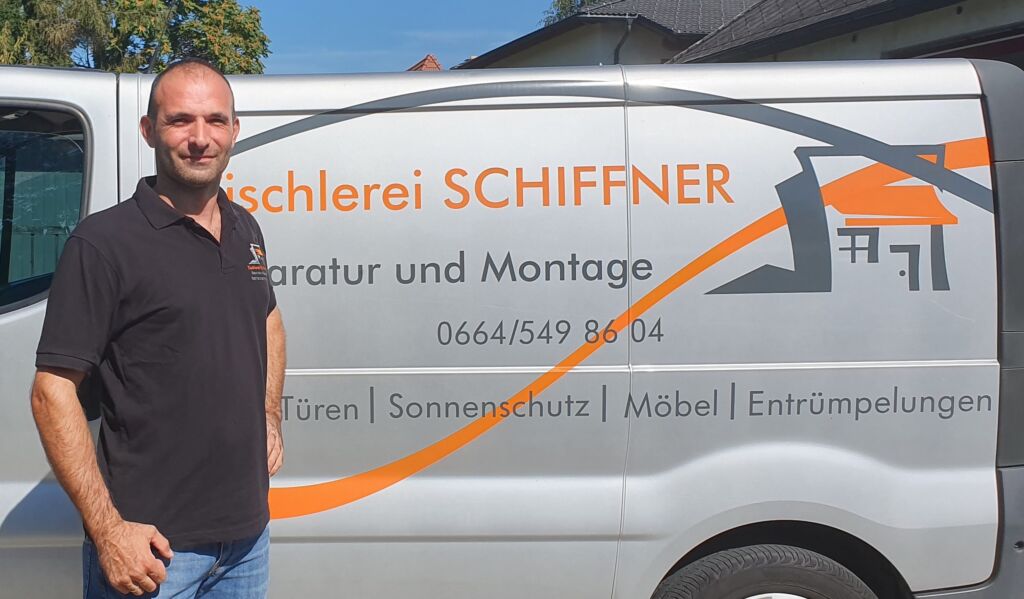 Jörg Schiffner vor dem Firmenfahrzeug der Tischlerei Schiffner
